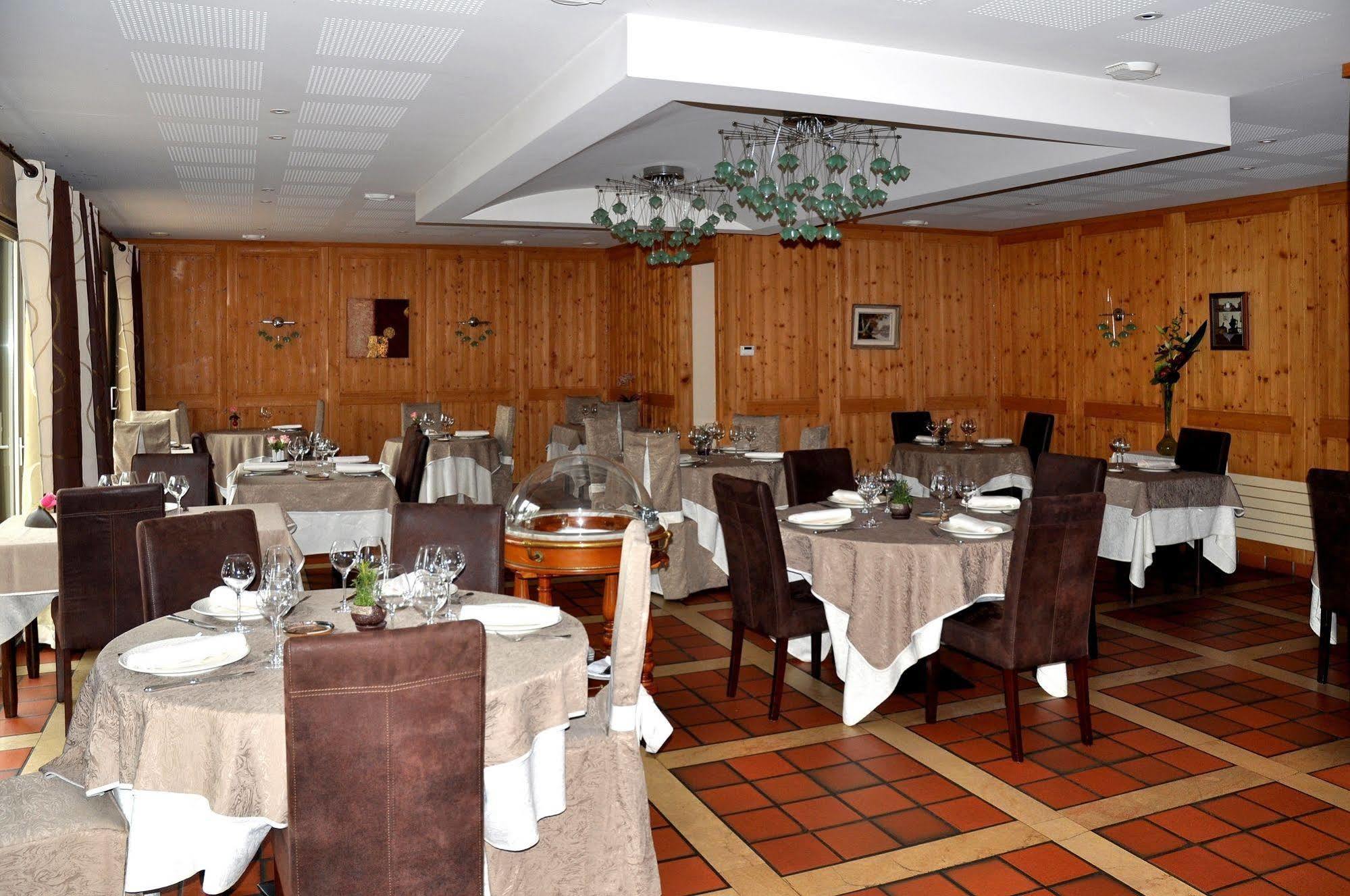 Hotel Relais De L'abbaye à Charlieu Extérieur photo